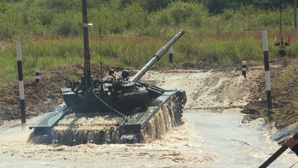 На полигоне в Калининградской области прошли учения экипажей бронетехники по преодолению водных преград