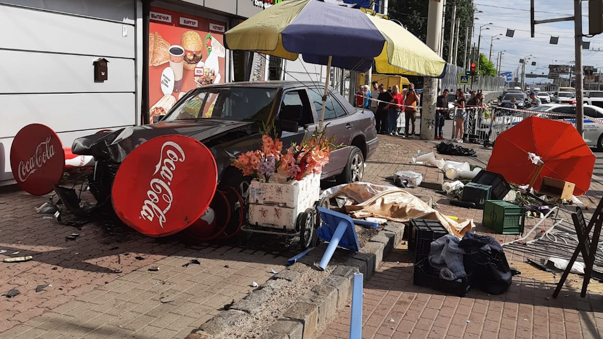 В Калининграде на Фрунзе автомобиль въехал в мини-рынок — Вести-Калининград