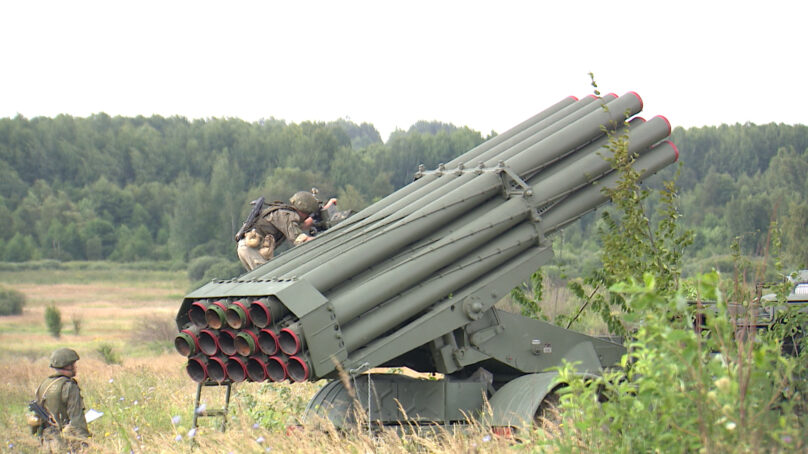 РСЗО «Град» и «Ураган» провели практические стрельбы на учениях в Калининградской области