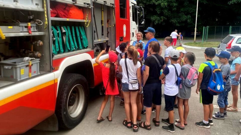 В Балтийске воспитанники летнего лагеря посетили пожарную часть №10