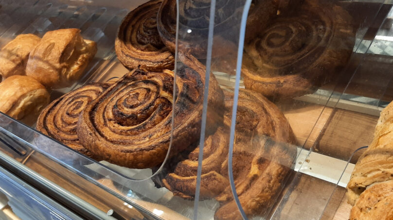 Осколки стекла в хлебобулочном изделии привели к травме пищевода студента из Озёрска