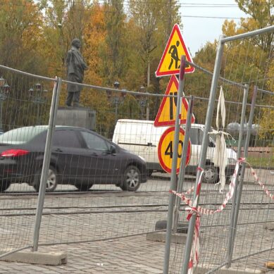 На Ленинском проспекте ремонтируют тротуар