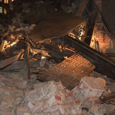 На Томской ураган обрушил стену заброшенного здания
