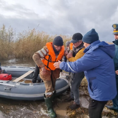 Полицейский и волонтёр, рискуя своими жизнями в шторм, спасли рыбака в Калининградском заливе