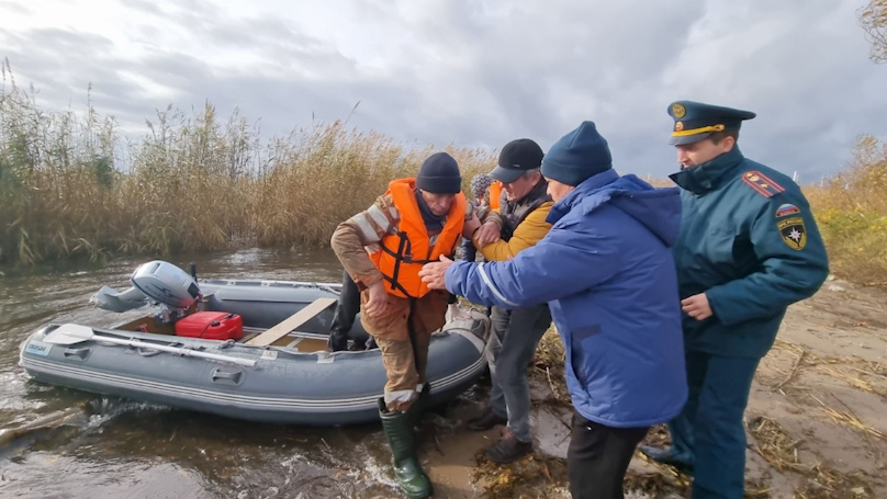 Полицейский и волонтёр, рискуя своими жизнями в шторм, спасли рыбака в Калининградском заливе
