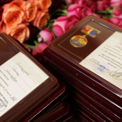 В Калининграде работникам соцсферы вручили юбилейные медали