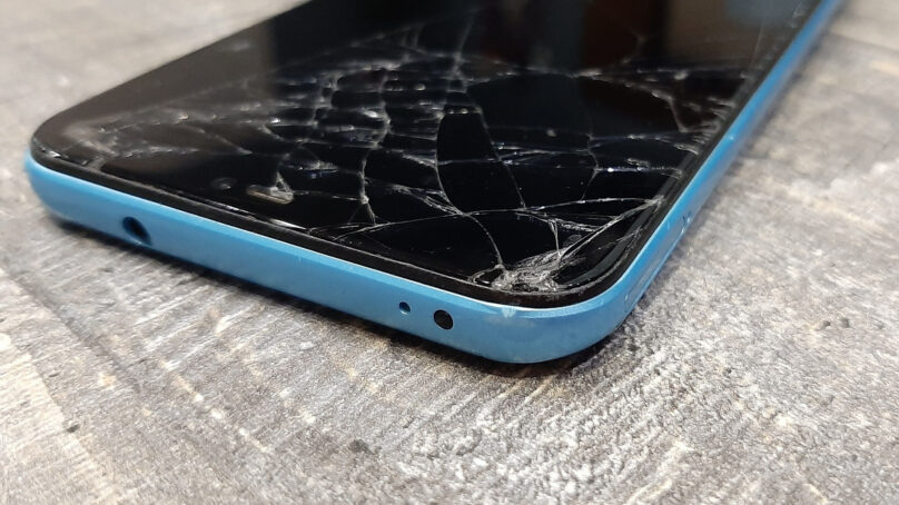 Ревнивец из Гусева разбил смартфон подруги и попал под «уголовку»
