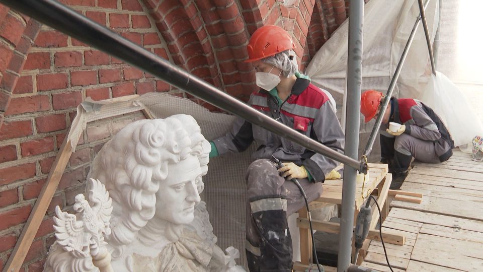 На Королевских воротах завершается реставрация горельефов