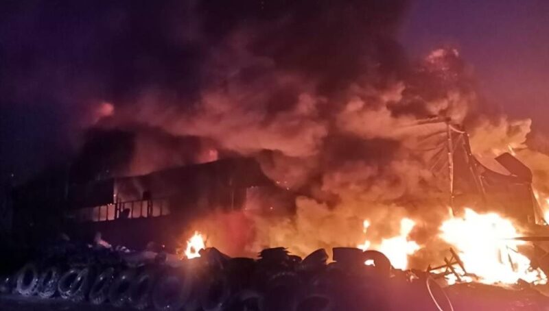 Пожарно-спасательные подразделения МЧС России ликвидируют пожар в Центральном районе