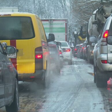 Снежная погода вызвала транспортный коллапс в Калининграде