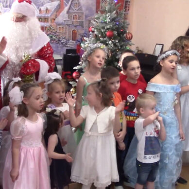 «Полицейский Дед Мороз» поздравил воспитанников соцприюта для детей и подростков