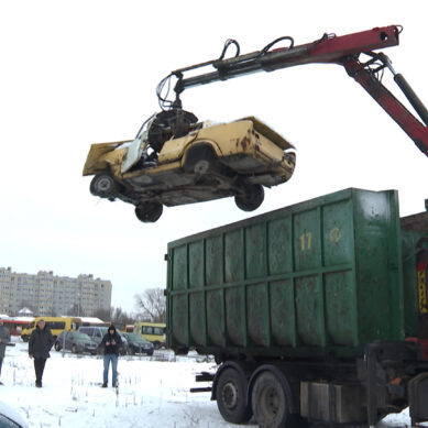 Брошенные на улицах Калининграда автомобили впервые отправили на утилизацию