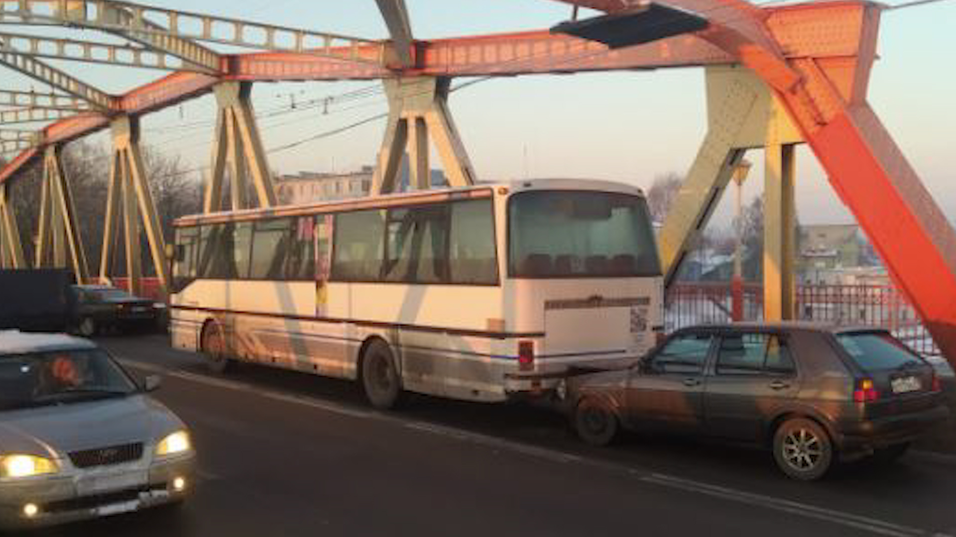 В Калининграде на мосту на Киевской столкнулись две машины и автобус —  Вести-Калининград