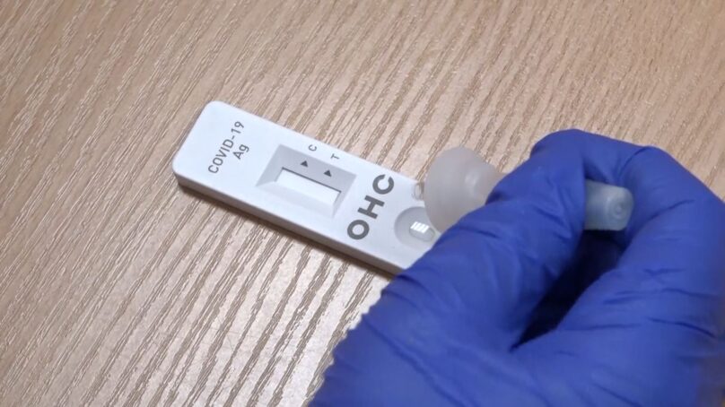 Роспотребнадзор отменил тест на COVID-19 для въезжающих непривитых россиян