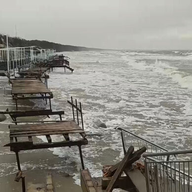 Из-за мощных циклонов на побережье в Калининградской области ввели режим ЧС