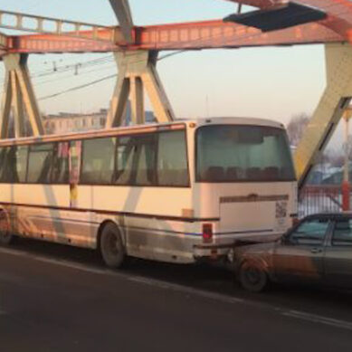 В Калининграде на мосту на Киевской столкнулись две машины и автобус
