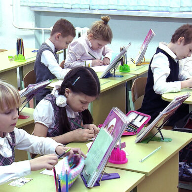 В России с 1 сентября школьникам запретят пользоваться телефонами на уроках