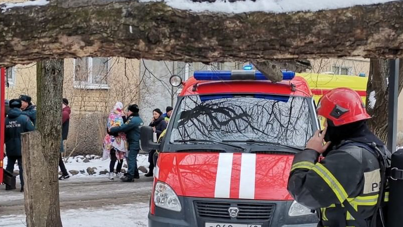 Сотрудники МЧС спасли 9 человек при пожаре на улице Нансена