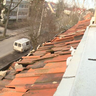 Крыша-дуршлаг. В Советске остатки черепицы одного из домов можно собирать, словно грибы после дождя