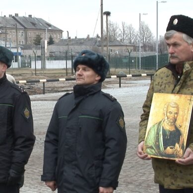 Калининградским пограничникам и казакам передали икону с ликом апостола Петра