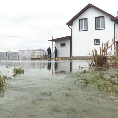 Жители дома в посёлке Орловка оказались в водном плену