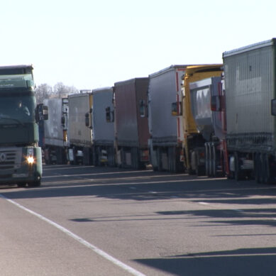 В Калининградской области на границе с Литвой выстроилась колонна из пяти сотен грузовиков