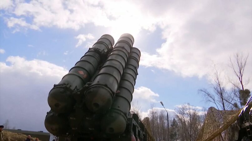 В Калининградской области С-400 отразили на учениях условный удар противника по аэродрому