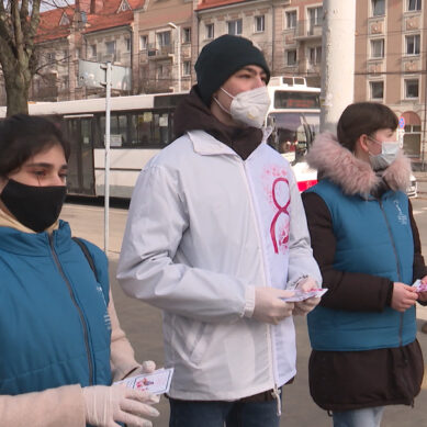В Калининграде волонтеры поздравляли женщин с 8 марта