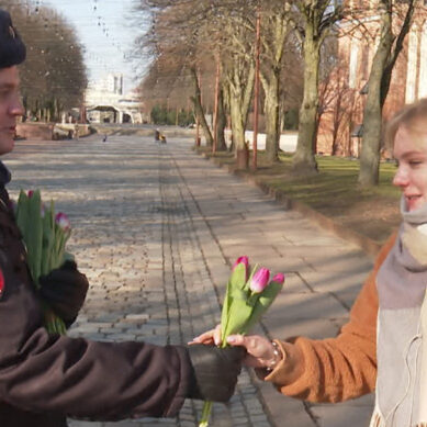В Калининграде полицейские дарили женщинам цветы к 8 Марта