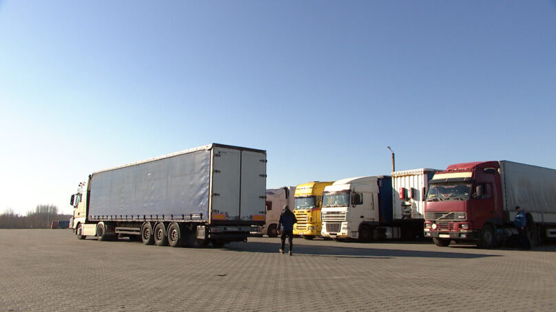 Таможенники поста «Чернышевское» оформили за сутки 254 грузовика на въезд в область