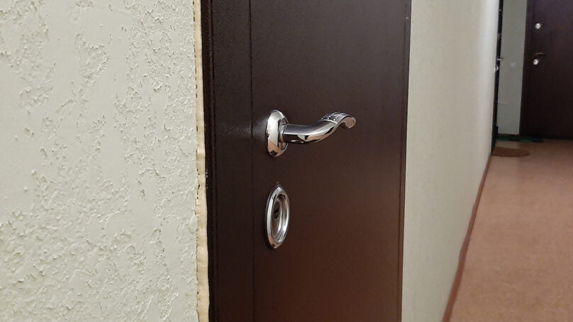Жительница Черняховска забыла запереть дверь и обнаружила в прихожей незваного гостя