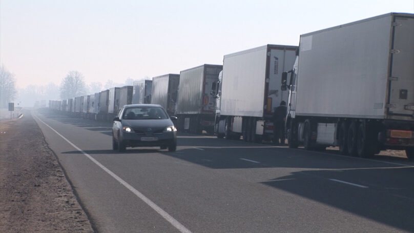110 грузовиков ожидают выезда в очереди на таможне
