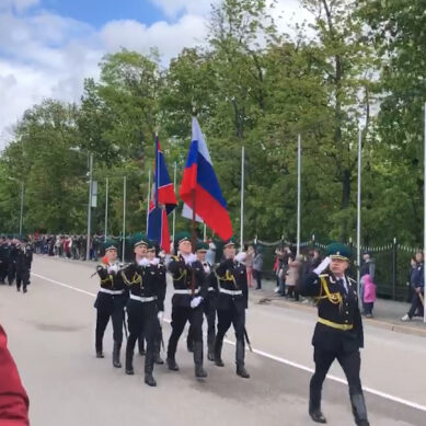 Сотни калининградцев собрались у мемориала 1200 воинам-гвардейцам, чтобы почтить память пограничников, отдавших жизнь во имя служения родине