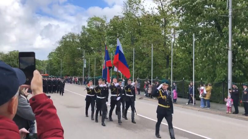Сотни калининградцев собрались у мемориала 1200 воинам-гвардейцам, чтобы почтить память пограничников, отдавших жизнь во имя служения родине