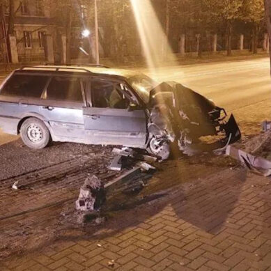 Ночное ДТП: на Невского водитель врезался в дерево, отвлекшись на пассажира