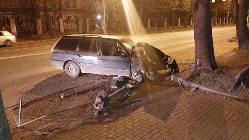 Ночное ДТП: на Невского водитель врезался в дерево, отвлекшись на пассажира