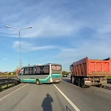 На автодороге «Калининград-Черняховск-Нестеров» песковоз врезался в рейсовый автобус