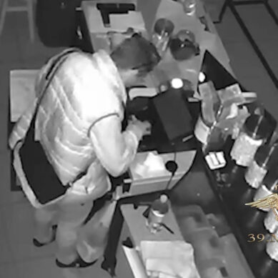 В Калининграде работник бара подозревается в краже из кассы заведения