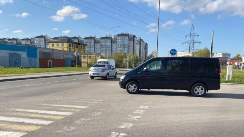 Владелец Мерседеса сбил девушку на пешеходном переходе на Суздальской