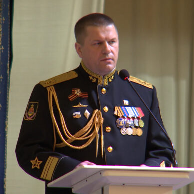 Командующий Балтфлотом поздравил с наступающим 9 мая военнослужащих в Доме офицеров