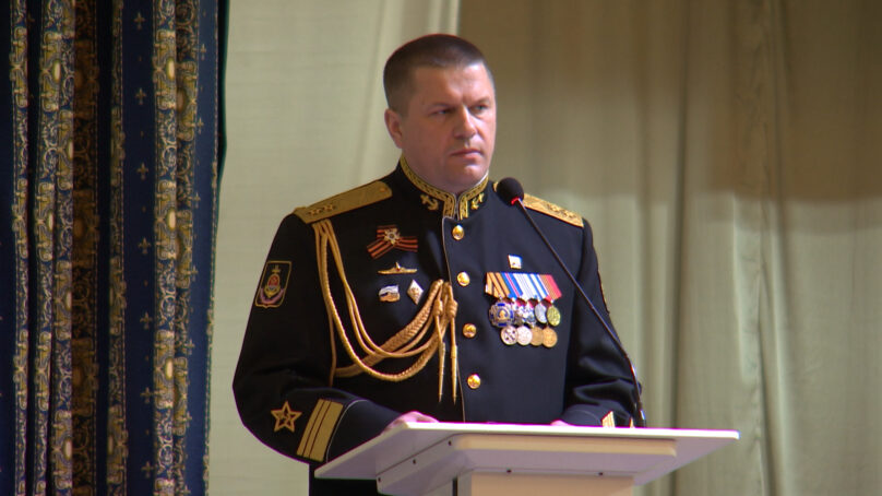 Командующий Балтфлотом поздравил с наступающим 9 мая военнослужащих в Доме офицеров