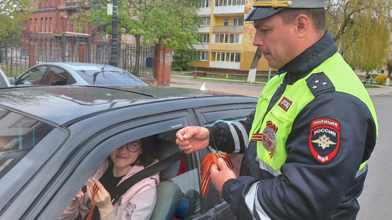 В Гусеве сотрудники Госавтоинспекции поздравили водителей с Днём Победы