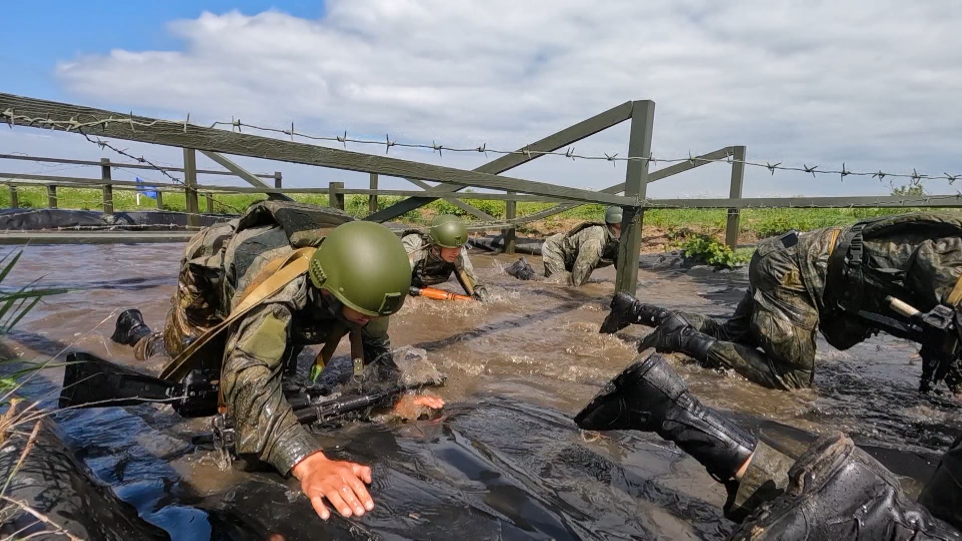 На полигоне «Хмелёвка» в рамках всеармейского конкурса «Морской десант»  чёрные береты преодолевали «Тропу выживания» — Вести-Калининград