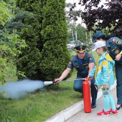 Мальчишки и девчонки из пришкольного лагеря в Зеленоградске побывали на экскурсии в пожарно-спасательной части