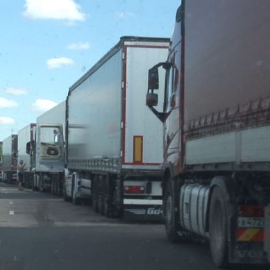 125 большегрузов ожидают в очереди на границе с Литвой