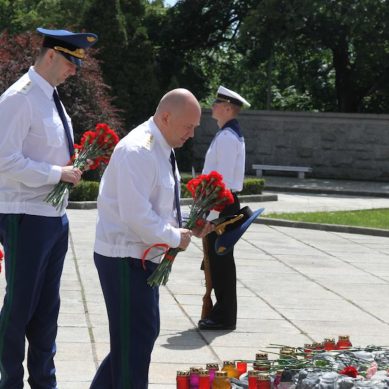 Заместитель генпрокурора России в День памяти и скорби возложил цветы к мемориалу погибшим воинам в Калининграде