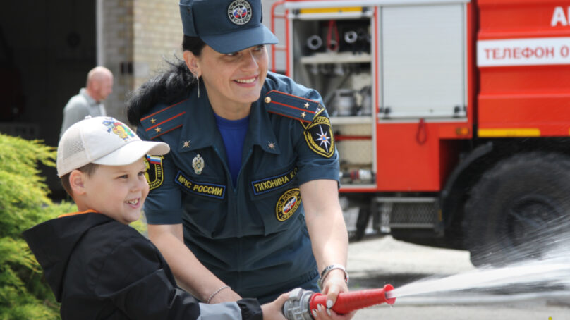 В Калининградской области сотрудники МЧС продолжают знакомить ребят с правилами пожарной безопасности