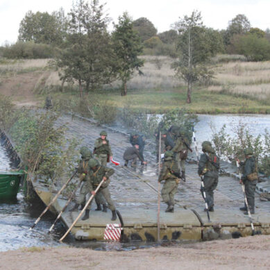 С военными инженерами Балтфлота проведено занятие по наведению понтонной переправы через водную преграду