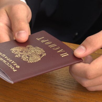 Алиханов вручил школьникам, которым исполнилось 14 лет, паспорта