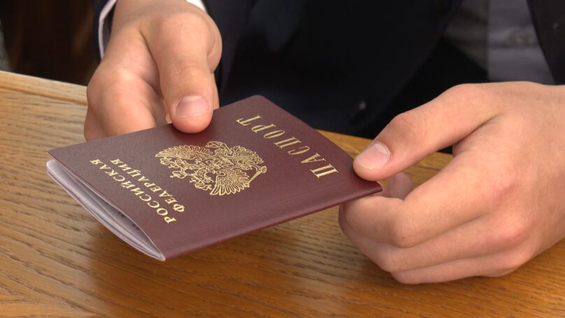 Алиханов вручил школьникам, которым исполнилось 14 лет, паспорта